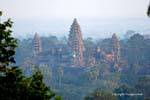 Angkor Vat dans la brume vue depuis le haut du Phnom Bakheng, Cambodge.