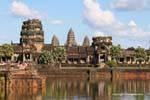 Panorama sur le Gopuram et le site depuis une douve, Angkor Wat, Cambodge.
