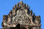 Fronton sculpté avec des nagas sur une tour, Angkor Wat, Cambodge.