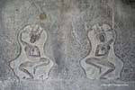 Danseuses en bas-relief dans niches décorées de frises, Angkor Wat, Cambodge.