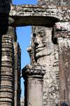 Sourire minéral entre colonnes et linteau, Bayon, Angkor Thom, Cambodge.