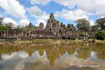Le site du Bayon d'Angkor Thom se reflétant dans le bassin, Cambodge.