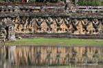 Atlantes lions et garudas en reflet,Elephants terrasse-Thom, Cambodge.