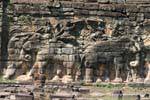 Soubassement avec éléphants de guerre et cornacs, Terrasse des Eléphants, Cambodge.