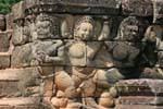 Garuda en position d'atlante dans le mur à redans, Terrasse des éléphants, Cambodge.