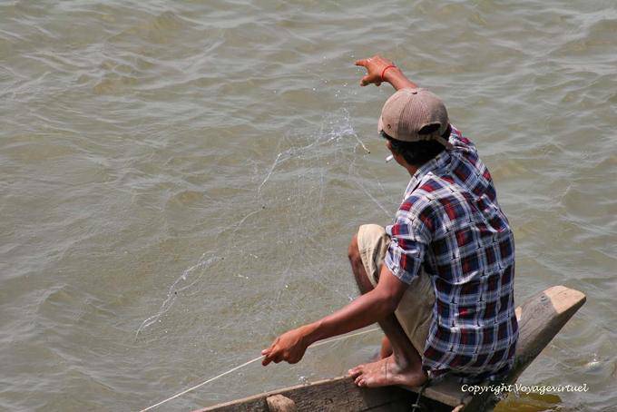 Pêcheur au filet, Phumi Chlong - Cambodge