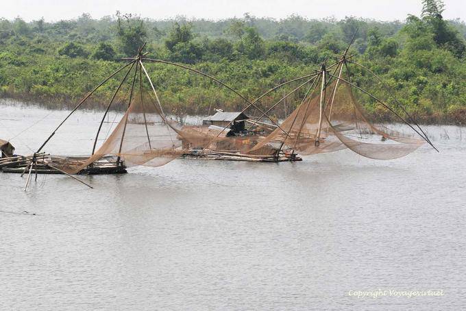 Filets de pêche (carrelet) sur le fleuve, Phumi Chlong - Cambodge