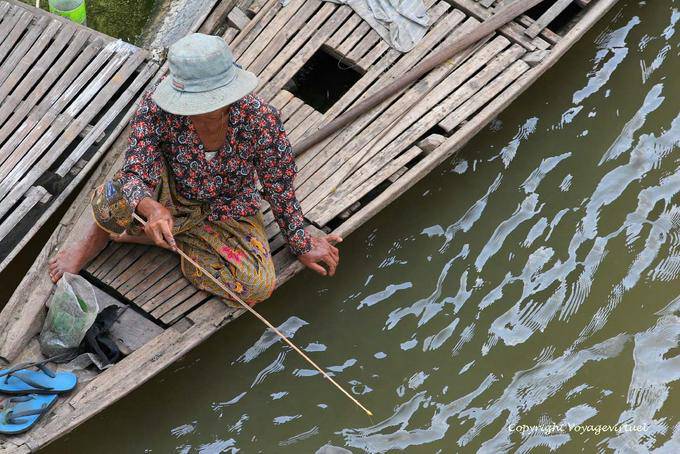 Femme pêchant depuis une barque, Chlong - Cambodge