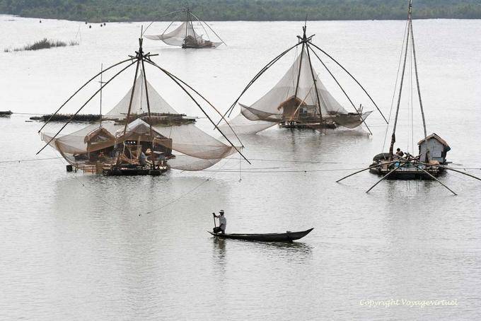 Maisons-bateaux de pêche au carrelet sur le Mékong, Chhlong - Cambodge