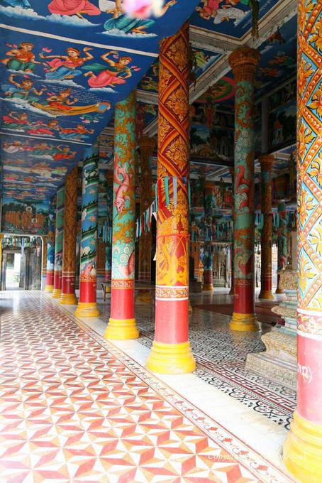 Peintures aux couleurs kitschs à l'intérieur de la pagode, Wat Nokor, Kampong Cham - Cambodge