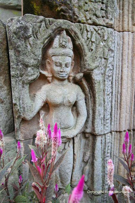 Fleur et sculpture dans le grés, Wat Nokor, Kampong Cham - Cambodge