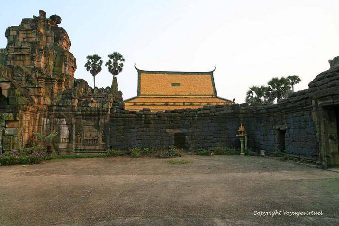 Cour de l'ancien sanctuaire (XIe siècle), Wat Nokor, Kampong Cham - Cambodge