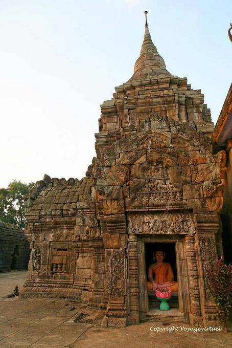 Stupa central et bouddha, Wat Nokor, Kampong Cham - Cambodge