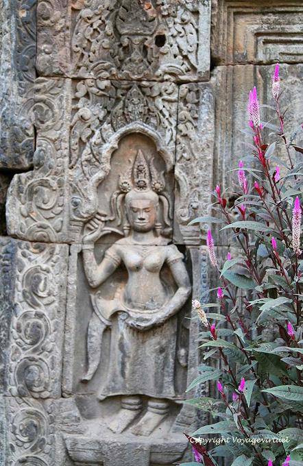 Sculpture sur le mur d'une galerie, Temple Nokor Bachey, Kampong Cham - Cambodge
