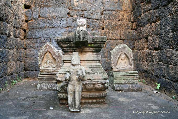 Statue de Decho Dam Din et autel de pierre, Temple Nokor Bachey, Kampong Cham - Cambodge