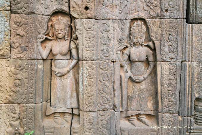 Sculptures d'apsaras du sanctuaire édifié au XIème siècle, Temple de Nokor Bachey, Kâmpong Cham - Cambodge