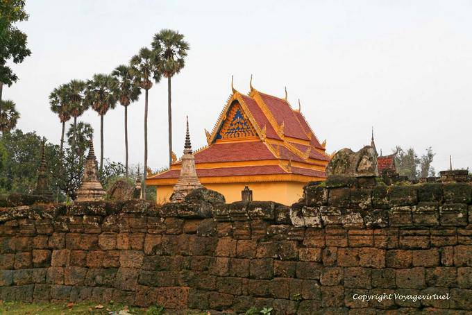 Mur de latérite et palmiers à sucre, Wat Nokor, Kampong Cham - Cambodge