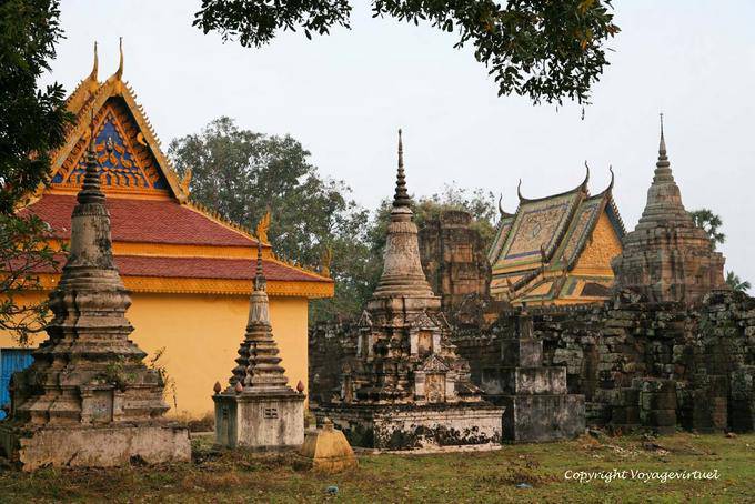 Petits stupas du Temple Nokor Bachey, Kampong Cham - Cambodge