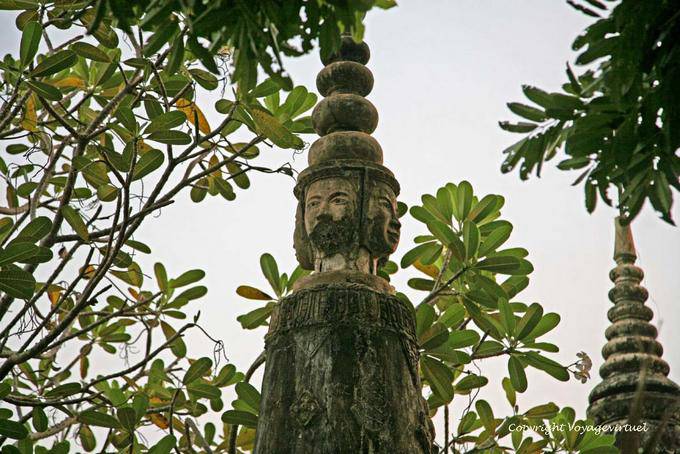 Pic de grès surmonté d'une tête de Bouddha face aux points cardinaux, Nokor Bachey, Kampong Cham - Cambodge