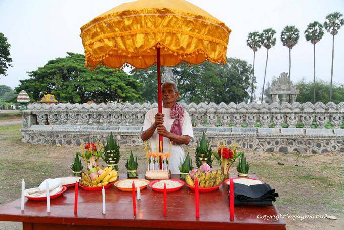 Autel avec des offrandes, Nokor Bachay pagoda, Kampong Cham - Cambodge