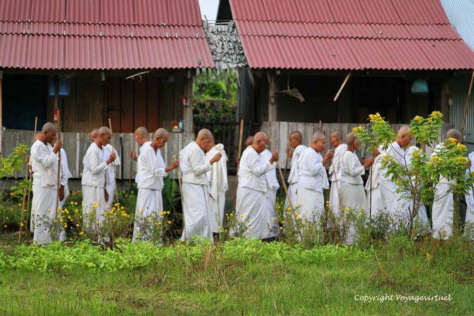 Défilé de bonzes à la Nokor Bachay pagoda, Kampong Cham - Cambodge