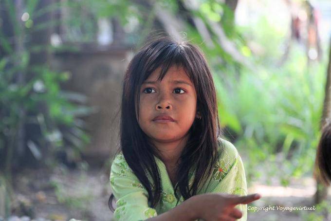 Portrait d'une petite fille cambodgienne, Wat Roka Kandal, Kracheh (Kratie) - Cambodge