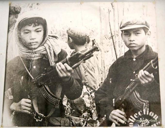 Très jeunes khmers rouges, portrait du musée du Génocide, Phnom Penh - Cambodge
