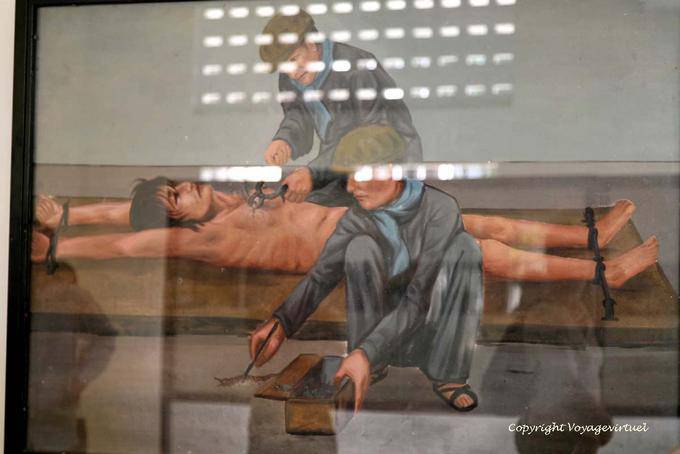 Représentation d'une scène de torture avec scolopendres, Tuol Sleng, Phnom Penh - Cambodge
