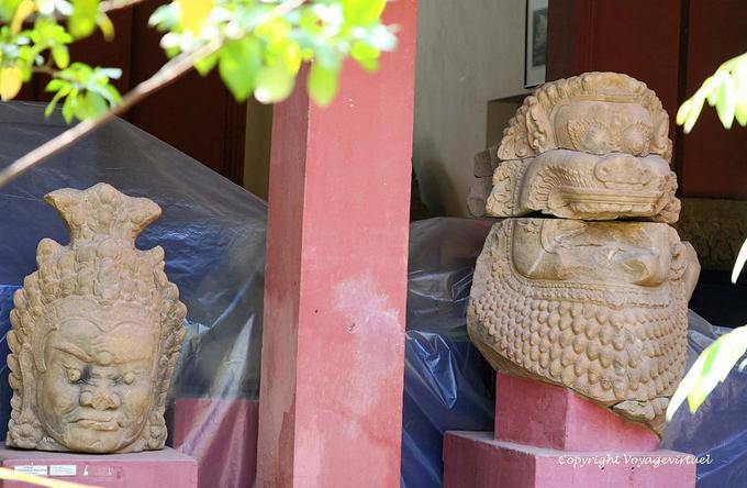Têtes de Yaksa et lion gardien, Museum Phnom Penh - Cambodge