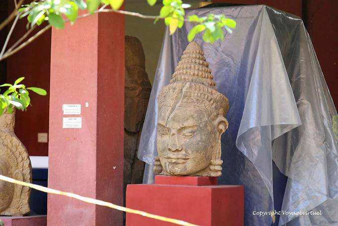 Tête de pierre d'époque khmère, Museum Phnom Penh - Cambodge