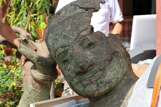 Statue antique arrivant à l'atelier de restauration du musée national, Phnom Penh - Cambodge