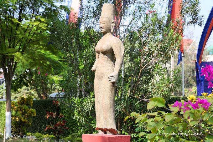 Déesse de pierre dans le jardin, Museum Phnom Penh - Cambodge