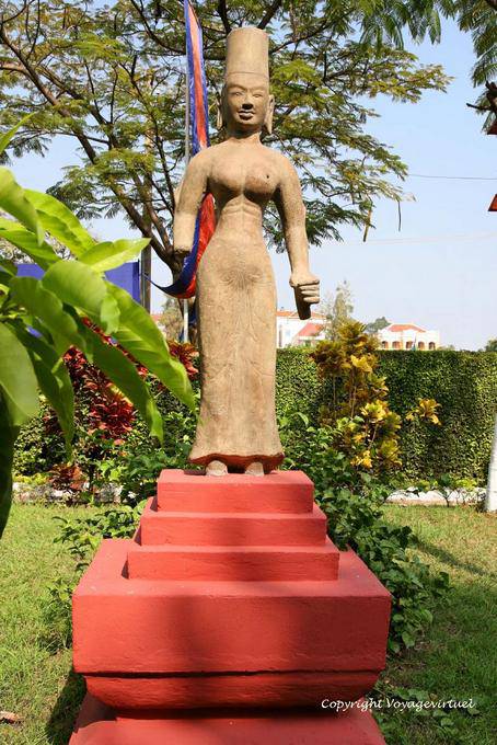 Statue féminine portant le sampot, jardin du musée de Phnom Penh - Cambodge