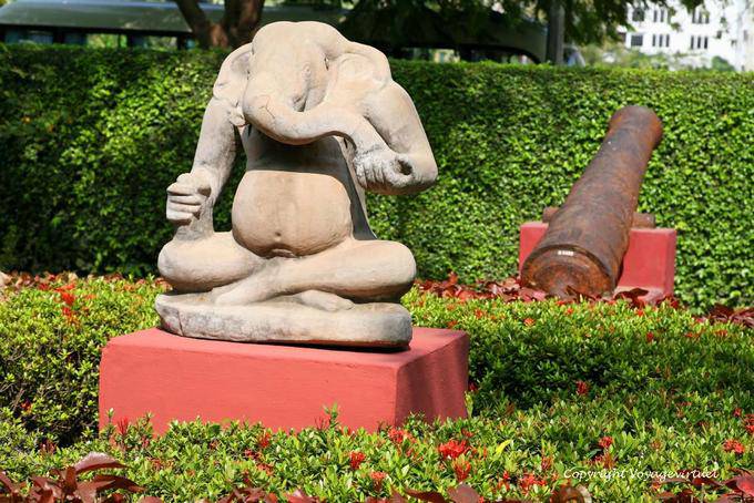 Ganesha assis tenant un radis dans la main droite et un bol dans celle de gauche, Musée National, Phnom Penh - Cambodge