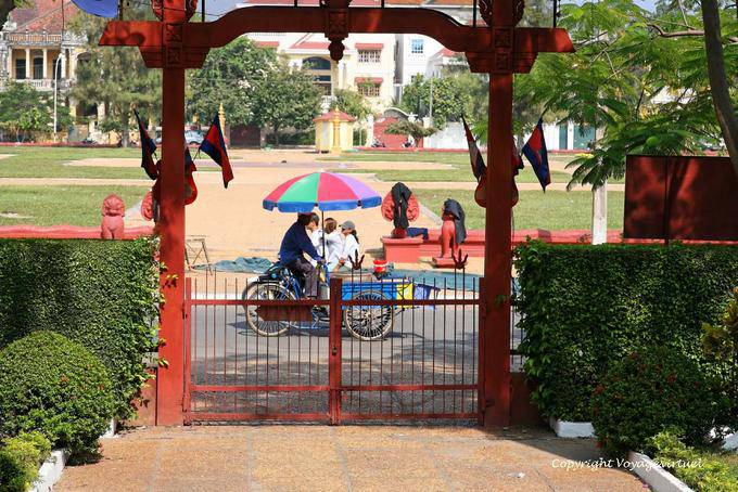 Triporteur passant devant la grille, Museum Phnom Penh - Cambodge