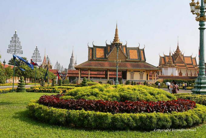 Parterre du jardin devant la salle de danse, Royal palace, Phnom Penh - Cambodge