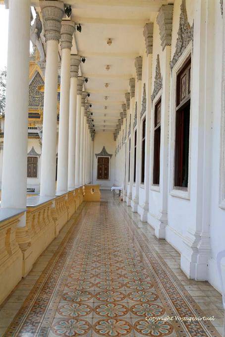 Coursive et colonnes du palais Royal, Phnom Penh - Cambodge