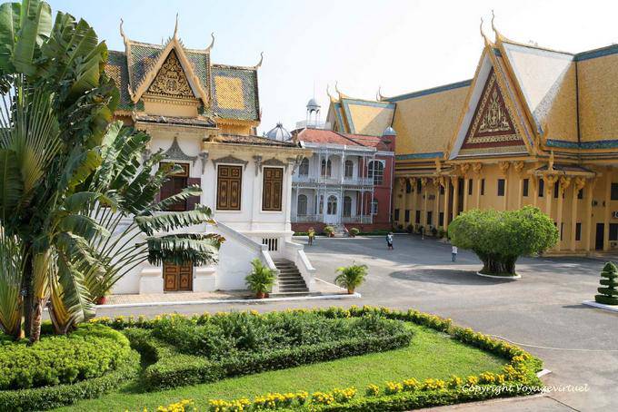 Jardin devant le Prasat Khémarin, Palais Royal, Phnom Penh - Cambodge