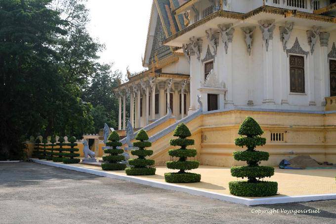 Alignement de topiaires, Royal palace, Phnom Penh - Cambodge