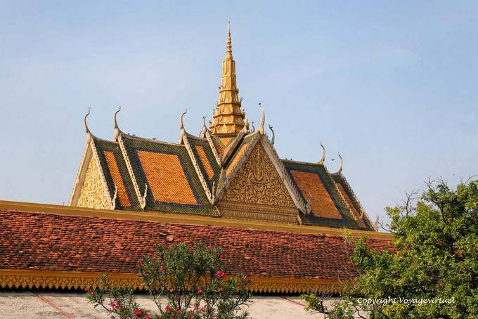 Derrière le mur, les toits de la Pagode d'Argent, Palais Royal (Phnom Penh) - Cambodge