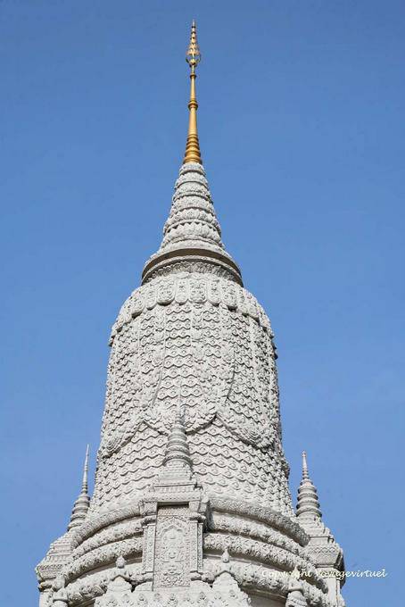 Sommet ouvragé du stupa royal, site de la Pagode d'Argent - Cambodge