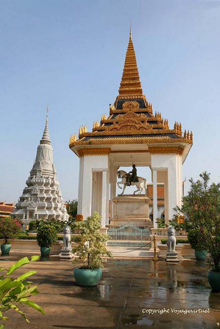 Statue équestre du roi Norodom Ier, Vat Preah Kaev Morokot, Phnom Penh - Cambodge