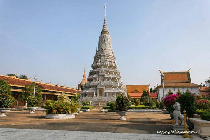 Le stupa Norodom Suramarit vu depuis l'esplanade du Wat Preah Keo, Phnom Penh - Cambodge