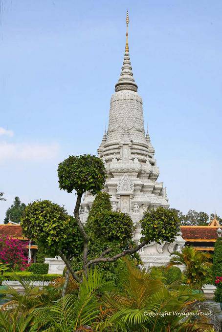 Topiaire devant stupa, jardin du Wat Preah Keo, Phnom Penh - Cambodge