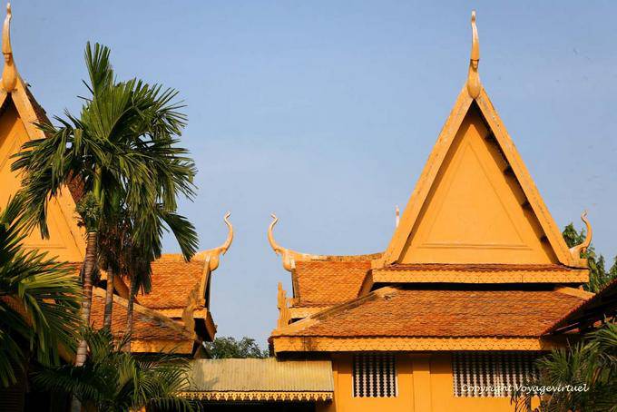 Face-à-face de chofas en forme de'éléphants, Wat Preah Keo, Phnom Penh - Cambodge