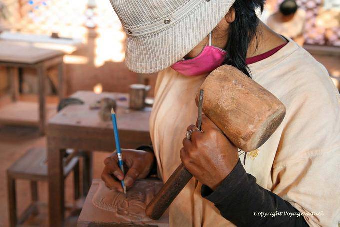 Dessin avant sculpture, artisane de Siem Reap - Cambodge