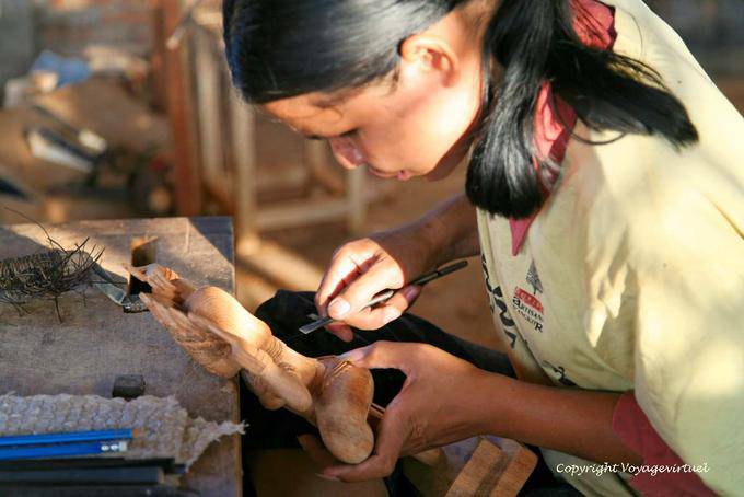 Travail minutieux d'une sculptrice sur bois, Siem Reap - Cambodge