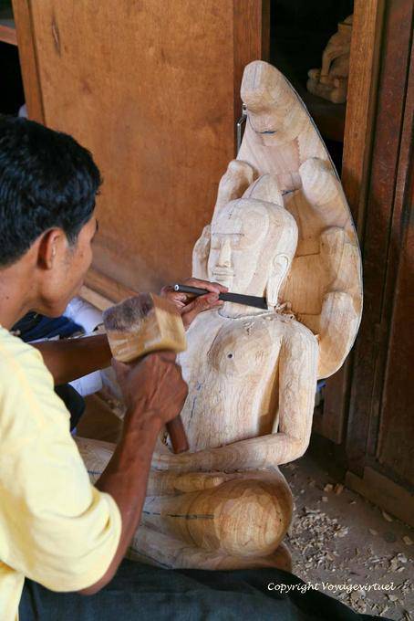 Sculpteur sur bois, Siem Reap - Cambodge