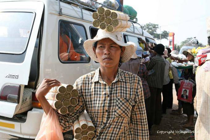 Vendeuse de rouleaux contenant sûrement du poisson, du riz et des feuilles d'épinard, Skun - Cambodge