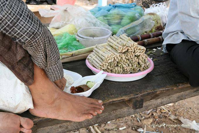 Repas d'un vendeur au marché de Skun - Cambodge